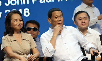 Gloria Macapagal-Arroyo 전 대통령 (L)과 Rodrigo Duterte 대통령 (R).png